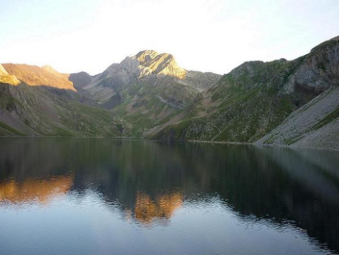 De l`aire de stationnement de Llauset 2240 m, l`estany de Llauset et le pico de Ballibierna 