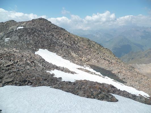 Retour vers le pic ou Pale de Crabounouse, passage près d`un petit lac à près de 3000 m