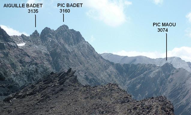 Depuis la crête qui mène au pic de Bugarret, l`Aiguille Badet, le pic Badet et le pic Maou