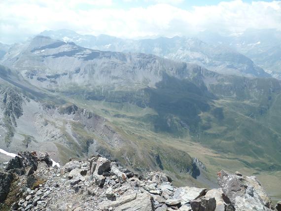 Du sommet du pic de Bugarret 3031 m, la vallée Sausset Campbieil