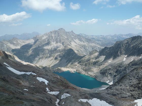 Du sommet du pic de Bugarret 3031 m, le pic de Néouvielle et le lac Tourrat