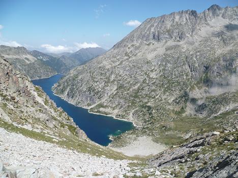 Après avoir franchi la Hourquette de Bugarret, descente vers le lac de Cap de Long