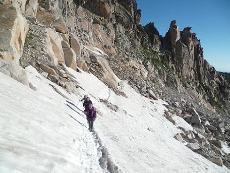 Après avoir basculé, du Portillon Superior, sur le versant du glacier de Aneto, progression sous les falaises de los Portillones 