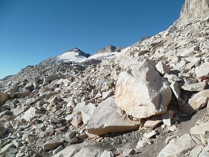 Progression dans le pierrier de Aneto, devant le pico de Aneto