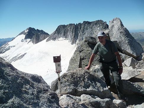 Arrivée au sommet du pico de la Maladeta 3308 m, le pico de Aneto et le pico Maldito dans le dos