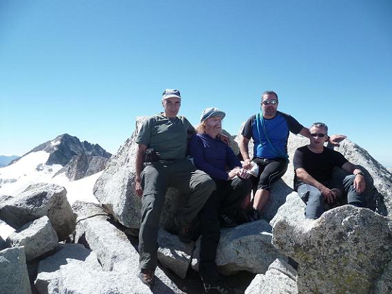 Au sommet du pico de la Maladeta 3308 m, devant le pico de Aneto