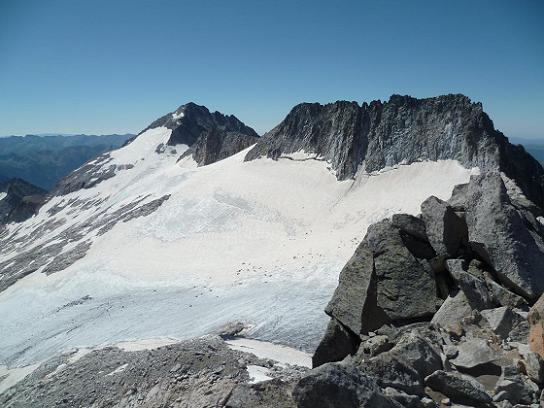 Du sommet du pico de la Maladeta 3308 m, le pico de Aneto et son glacier et le pico Maldito