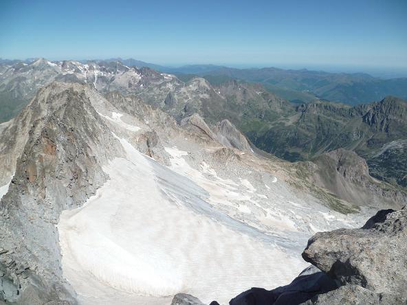 Du sommet du pico de la Maladeta 3308 m, le glacier de la Maladeta