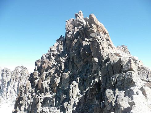 Du col coté 3250, la crête Sud du pico de la Maladeta, qu`on va longer à gauche versant Cregena