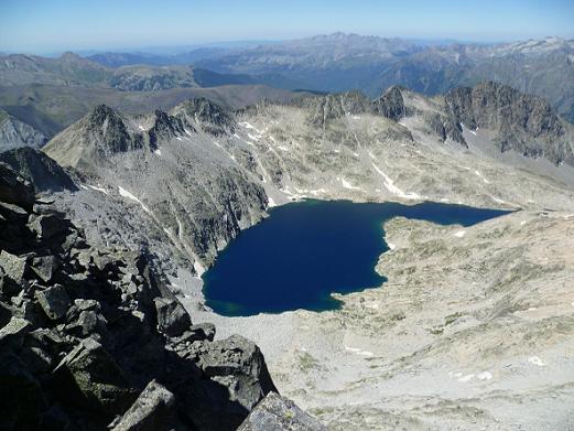 Du sommet du pico Abadias 3279 m, le ibon de Cregena