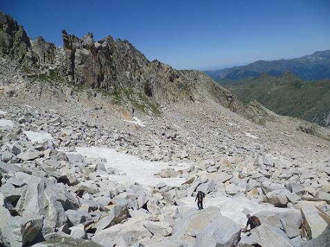 Descente dans le pierrier de Aneto en laissant à gauche le Portillon Superior