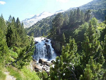 Passage près de la cascade dels Aigualluts