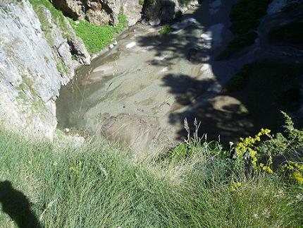 Passage près du Forau dels Aigualluts ou Trou du Taureau