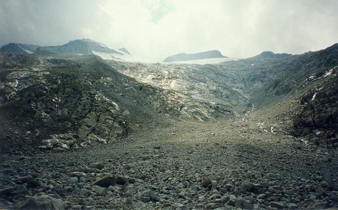 L immense zone d éboulis, au bas du barranco du glaciar de Aneto