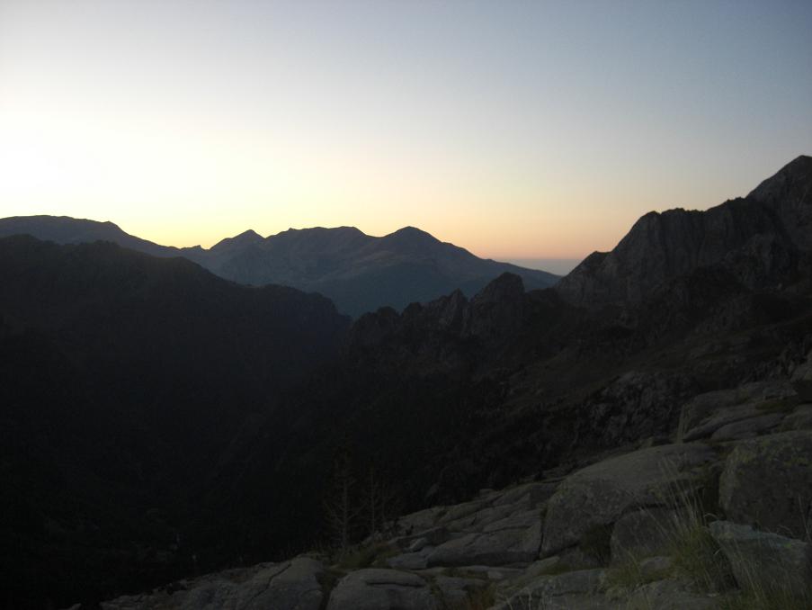 Le jour se lève au-dessus de la vallée de Eriste