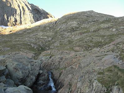 Traversée du torrent de Llardaneta à 2460 mètres