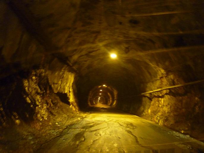 Passage dans le tunnel qui donne accès à l`Estany de Llauset