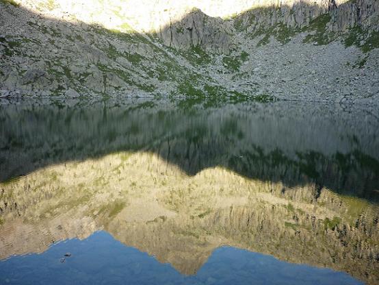 Passage sur la rive gauche de l`Estany del Botornas 2320 m