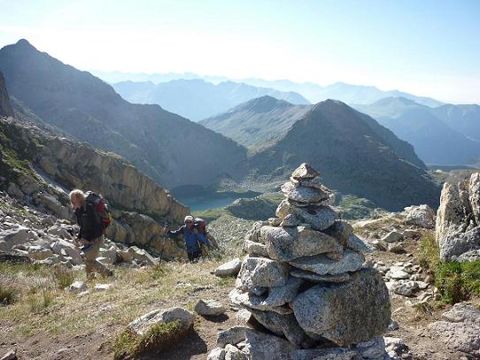 Arrivée au Coll de Ballibierna 2732 m, l`Estany de Cap de Llauset dans le dos