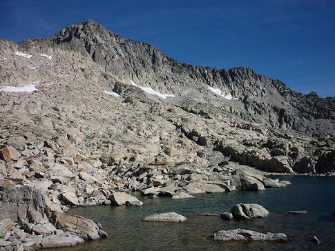 Passage près d`un lac 2827 m, dans le cirque Sud-Est du pico Russell