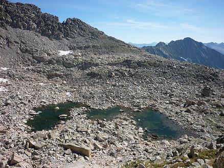 Passage à l`Ouest d`un lac en forme de M dans le cirque Sud-Est du pico Russell