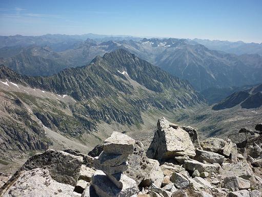 Du sommet de l`Antecima Sur Este Russell 3205 m,le massif Besiberri-Comaloforno 