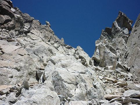 Escalade d`une cheminée qui mène au sommet du pico Russell