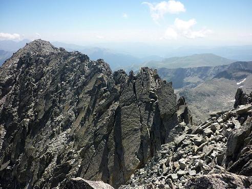 Du haut de la cheminée qui débouche au sommet du pico Russell 3207 m, l`Antecima S E Russell 