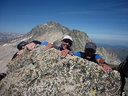 Au sommet du pico Russell 3207 m, le pico de Aneto dans le dos