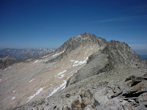 Du sommet du pico Russell 3207 m, la Punta de la Brecha Russell et le pico de Aneto