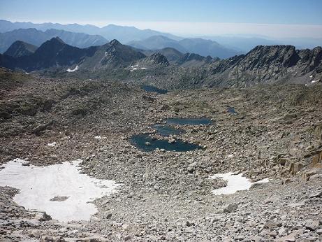 Depuis le bas de la diagonale Sud du pico Russell, le cirque Sud-Est occupé par des lacs