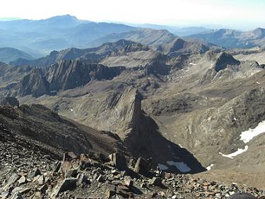 11 heures, début de la descente vers le col de la Diente, face à la Diente de Llardana