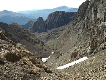 Depuis le collado del Diente, les éboulis de la Canal Fonda