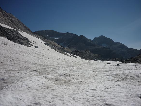 Traversée de l`Aven du Marboré encore bien ennneigé, face au Monte Perdido et à notre objectif le Cilindro del Marbore