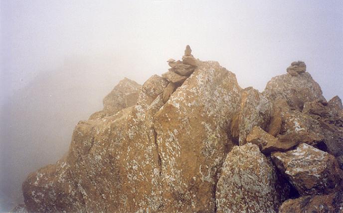 Le sommet du pico de Gabieto Occidental 3034 m, dans les nuages