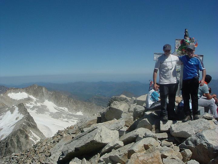 Jean-François et Robert, les cousins, tels des moustiques au sommet du géant pic d Aneto 3404 m