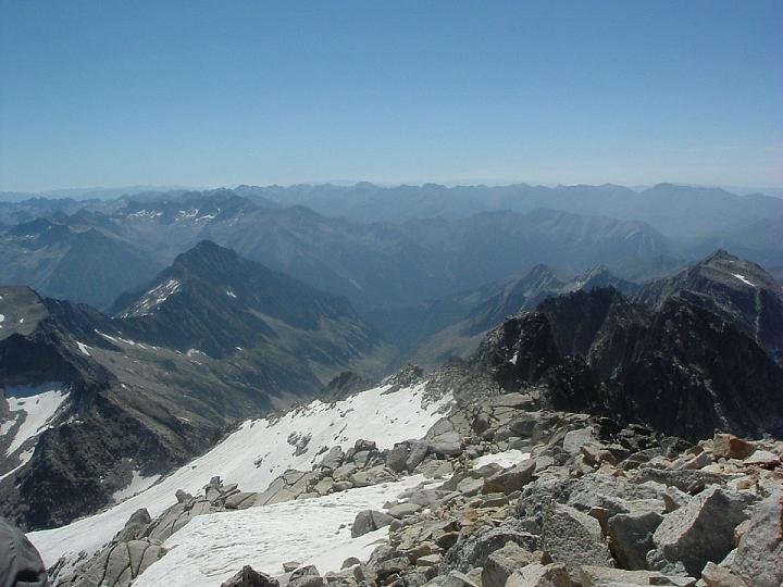 Du sommet du pic d Aneto, la vallée de Salenques