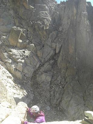 Sur le flanc Armengaud-Gourgs Blancs, la cheminée avec bloc coincé à remonter par la droite 