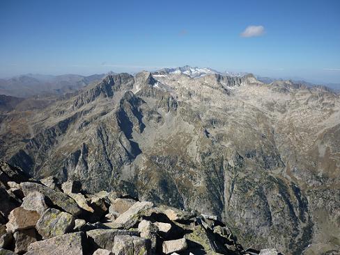 Du sommet de la Punta Alta de Comalesbienes 3014 m, le massif Comaloforno-Besiberri dominé par le massif Aneto-Maladeta