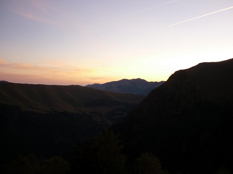 Le jour se lève au-dessus de la station de Superbagnères et de la vallée du Lis