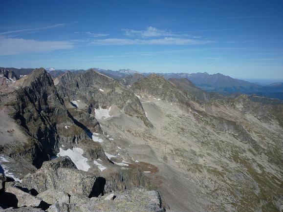 Du sommet du pic de Maupas 3109 m, le pic des Crabioules, le Vignemale et le Néouvielle