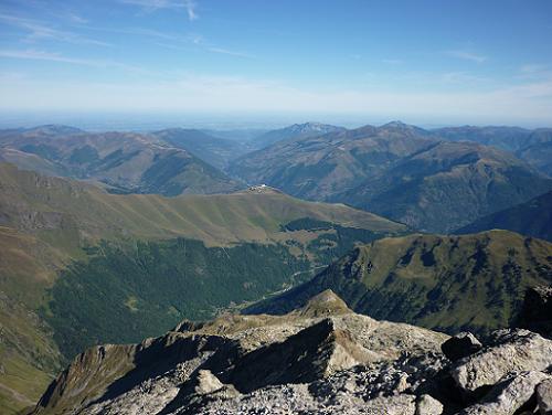 Du sommet du pic de Maupas 3109 m, la station de Superbagnères et la vallée du Lis