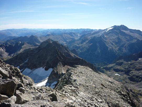 Du sommet du pic de Maupas 3109 m, le pic de Boum et le massif Aneto Maladeta