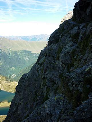 Montée vers le lac Charles, sur le sentier en corniche taillé dans la falaise 2316 m