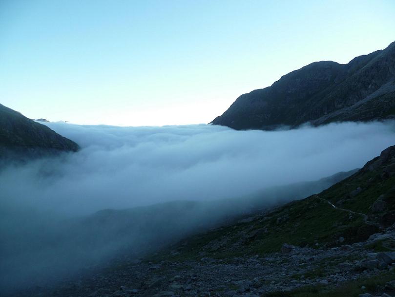 Après la Coume de l`Abesque, passage au-dessus de la mer de nuages