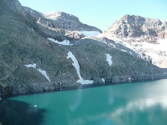 Après la traversée du barrage, passage au-dessus de la rive droite du lac du Portillon