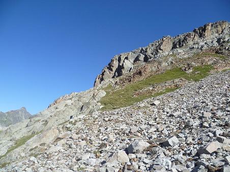 Montée vers le pic Lézat en visant la base de cette falaise