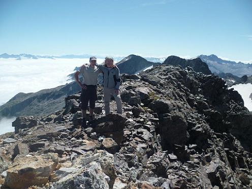 Arrivée au sommet du pic Lézat 3107 m, le massif Aneto Maladeta et les Crabioules dans le dos