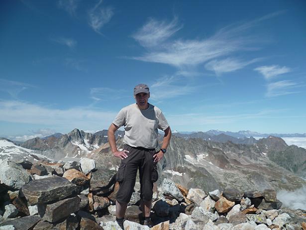 Au sommet du pic Lézat 3107 m, devant les Gourgs Blancs, le Vignemale et le Néouvielle