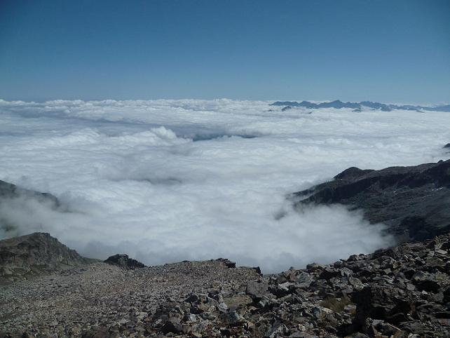 Du sommet du pic Lézat 3107 m, la mer de nuages déchaînée à l`assaut des Pyrénées